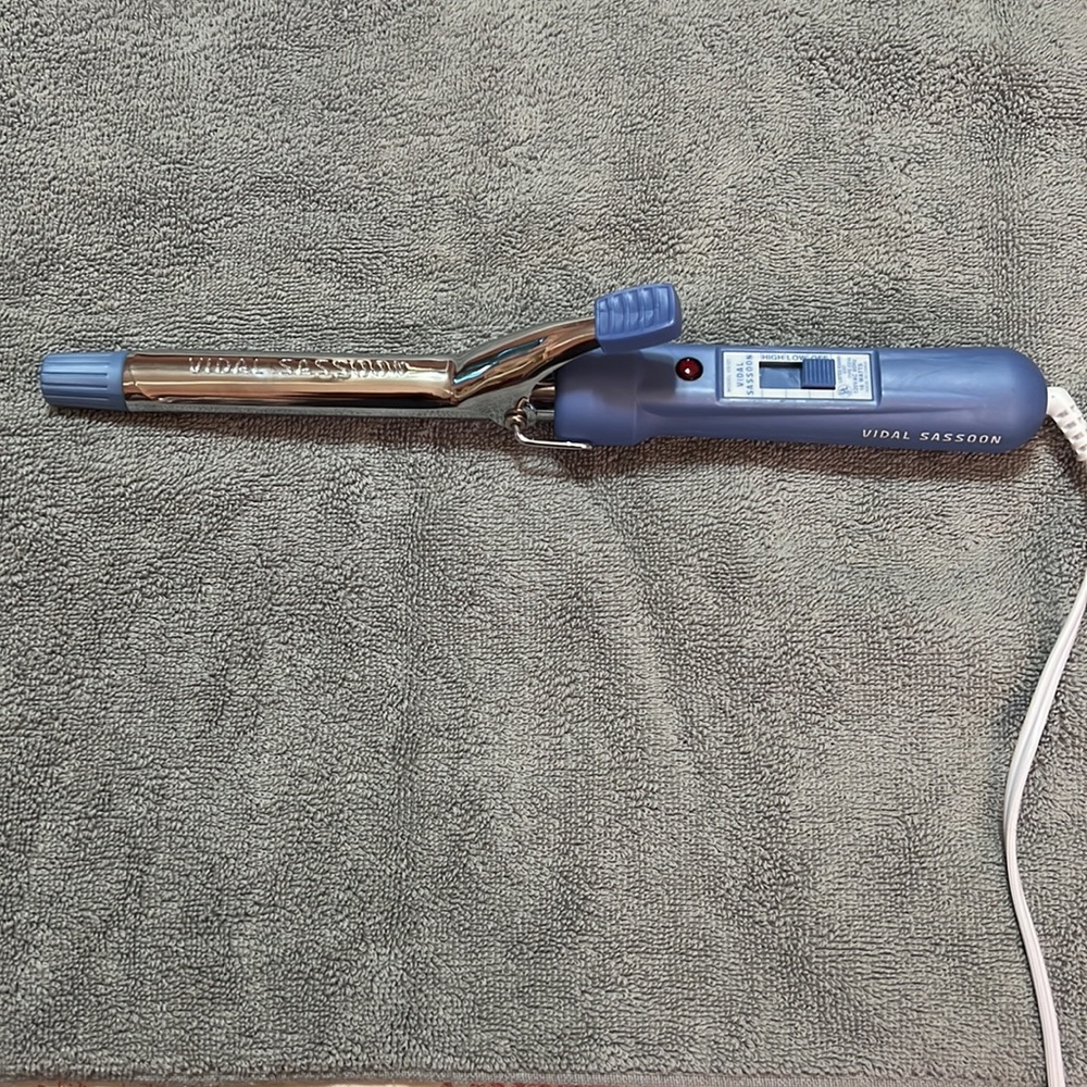 Vidal sassoon 1/2” curling iron blue handle